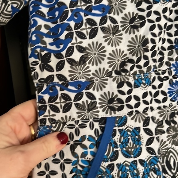 GRAFX Blue/Black/White Patchwork Lace-Up Babydoll Scrub Top, Size Medium,GUC. - Picture 5 of 7